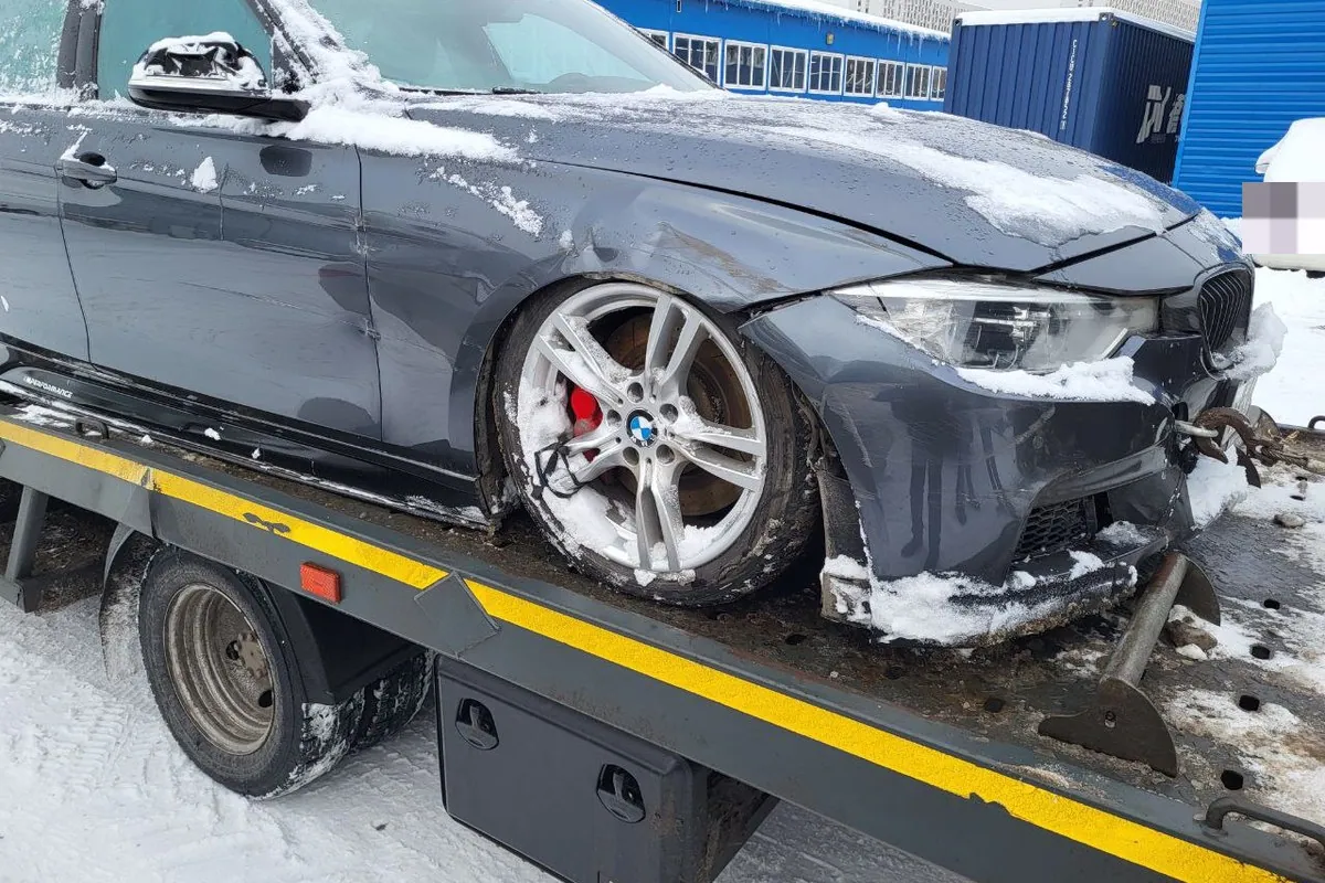 BMW 3 серии с повреждённой передней частью до ремонта