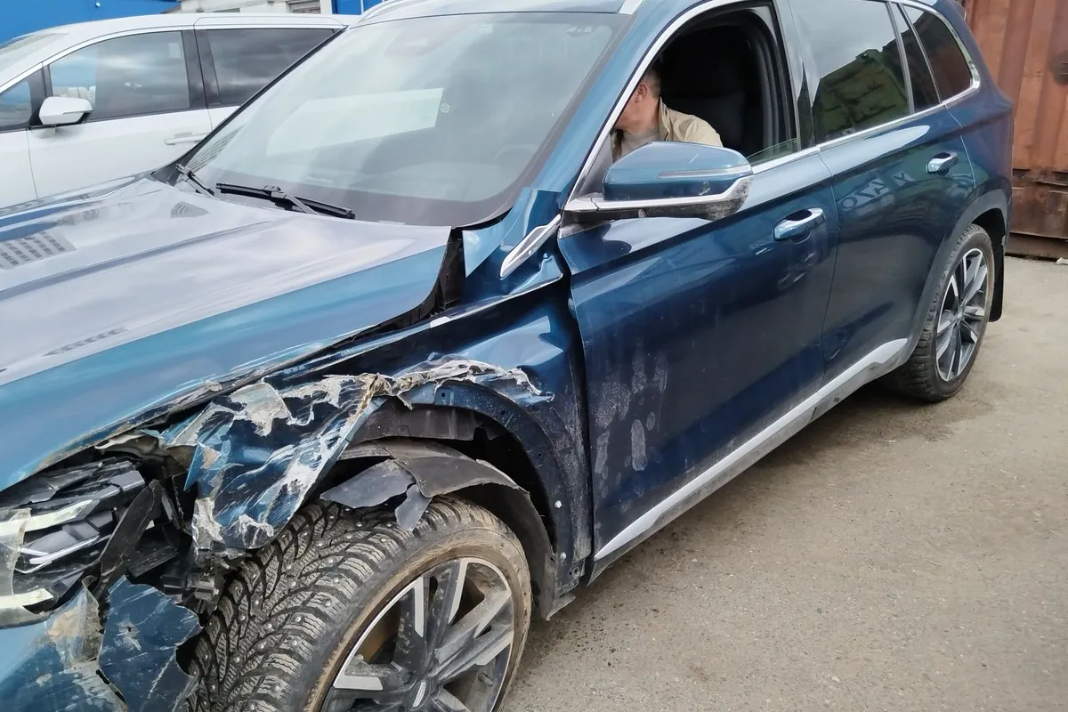 Geely Monjaro с повреждением передней левой части до ремонта