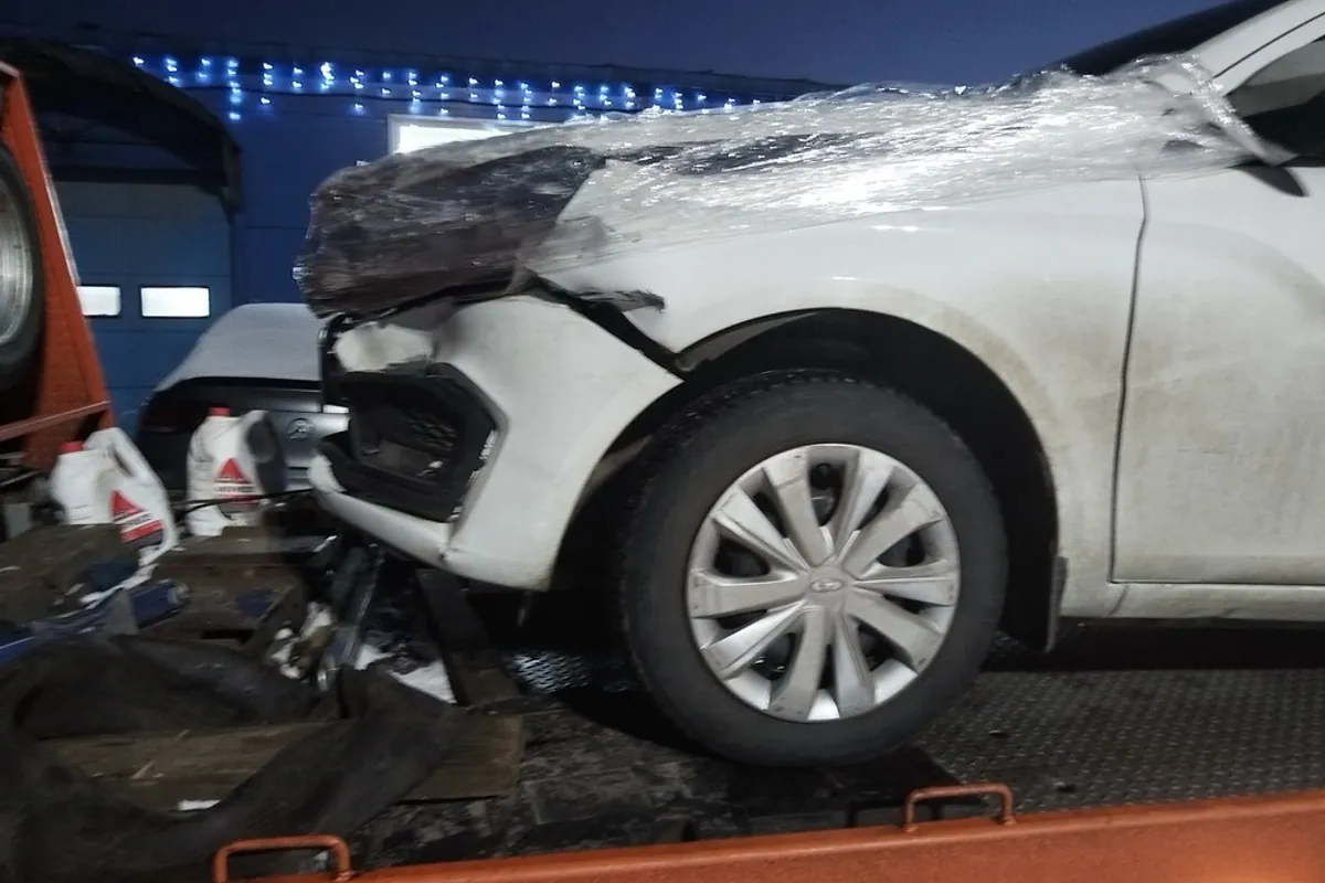 Lada Vesta с повреждённой передней частью до ремонта