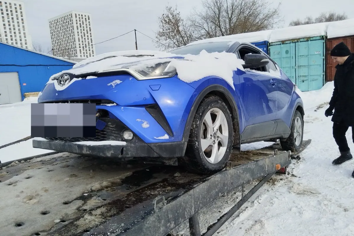 Toyota C-HR с повреждённым передним бампером до ремонта